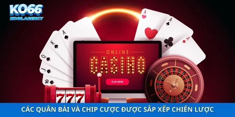 Các quân bài và chip cược được sắp xếp chiến lược